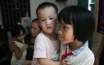 ba me tre bi ung thu giai doan cuoi dau don nhin 2 con tho lam benh ma khong co tien chay chua