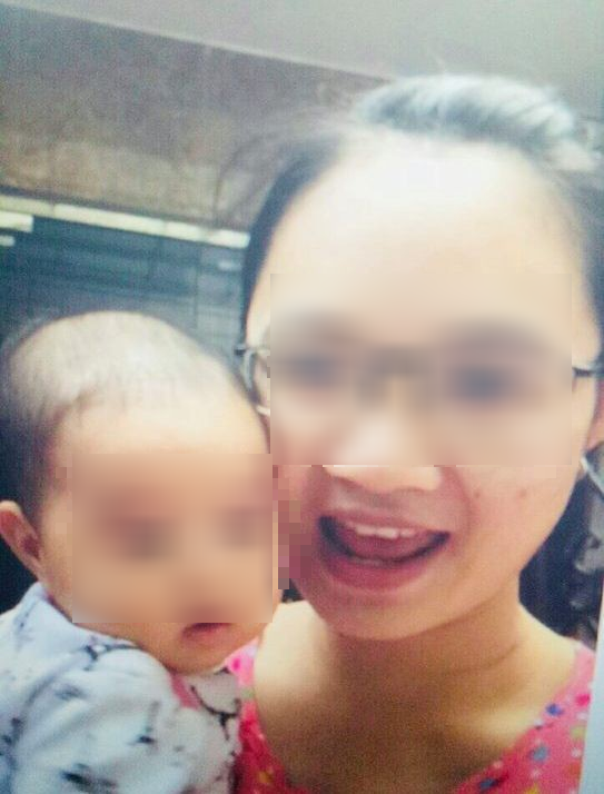nguoi me tre nghi tram cam om con 7 thang tuoi nhay cau tu van dua be xinh xan va dang yeu lam