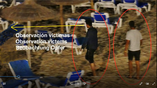 du khach nam vo tu tren bai bien khong biet manh khoe tinh vi dien ra ngay sau lung