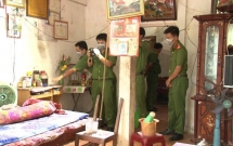 vu con gai hot hoang phat hien me tu vong trong nha ve sinh voi nhieu vet chem chong nan nhan tu thu