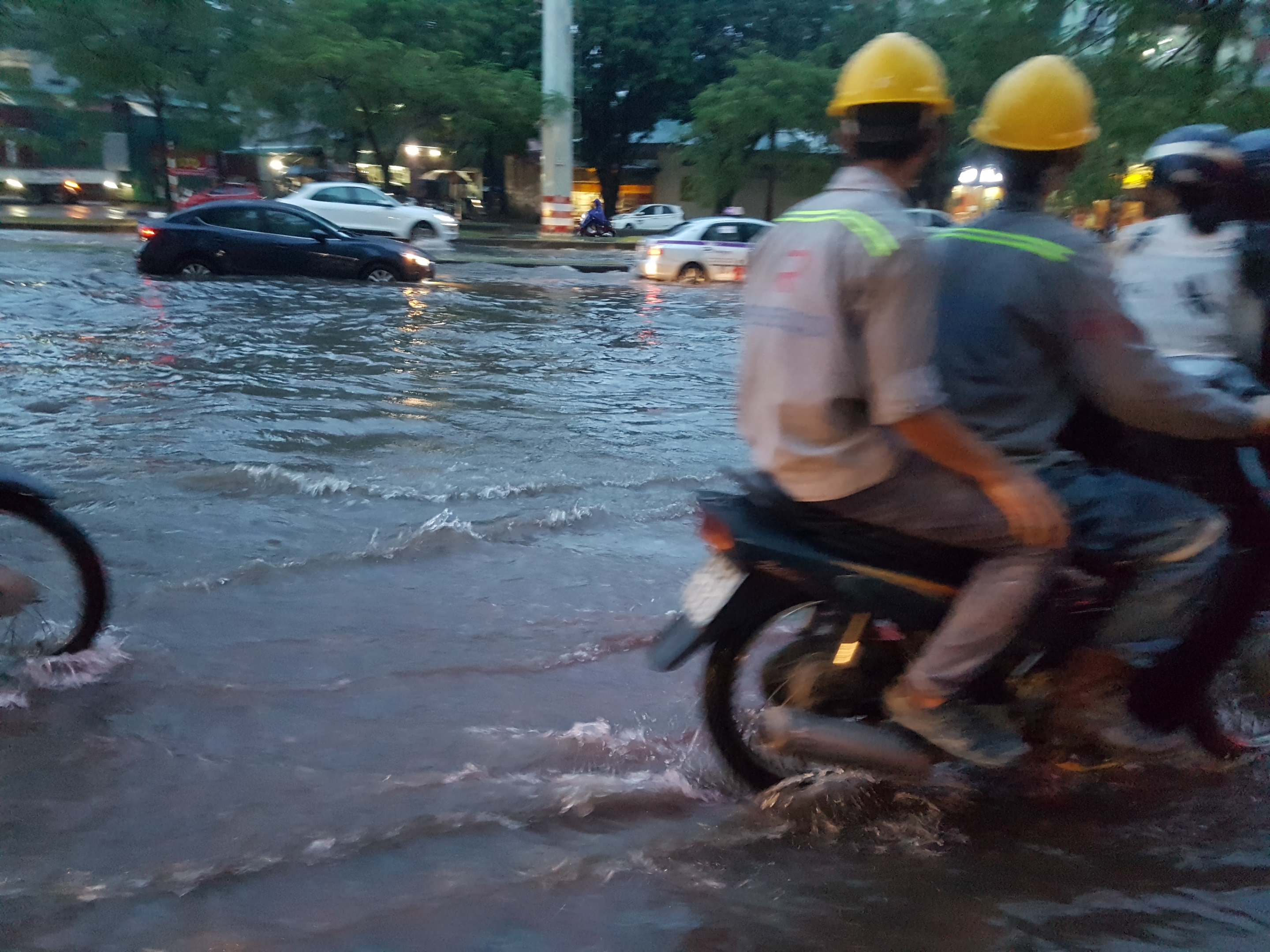 mua lon nhieu tuyen pho ha noi ngap sau trong nuoc