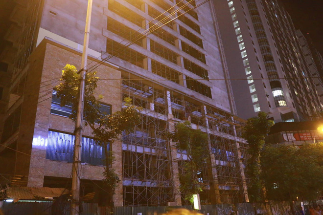 ha noi nguoi phu nu chay xe may thiet mang do thanh sat gian giao bat ngo roi xuong duong dung gio cao diem