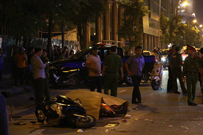 ha noi nguoi phu nu chay xe may thiet mang do thanh sat gian giao bat ngo roi xuong duong dung gio cao diem