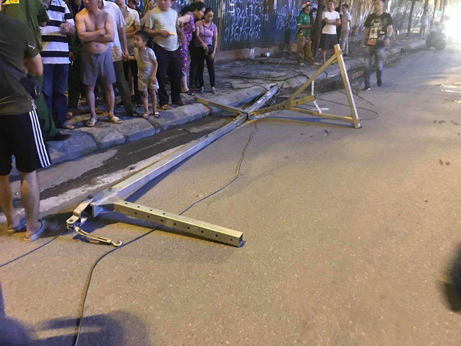ha noi nguoi phu nu chay xe may thiet mang do thanh sat gian giao bat ngo roi xuong duong dung gio cao diem