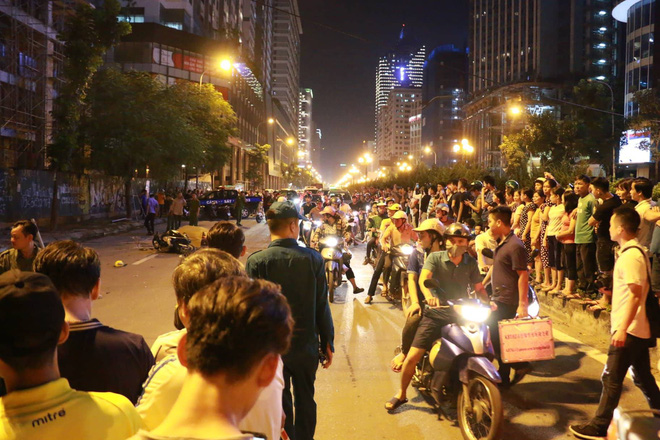 ha noi nguoi phu nu chay xe may thiet mang do thanh sat gian giao bat ngo roi xuong duong dung gio cao diem