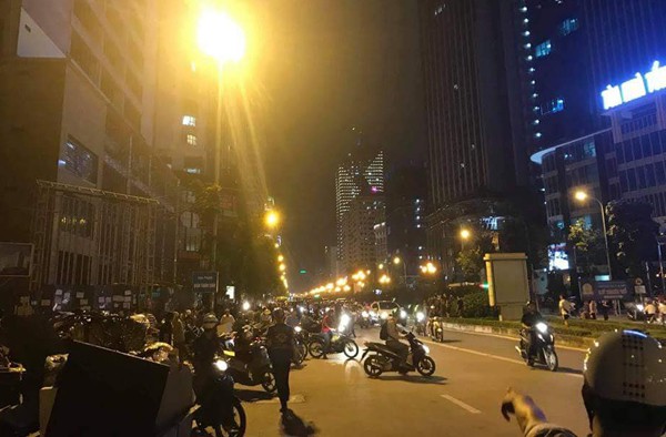 ha noi thanh sat roi tu tren toa chung cu dang hoan thien xuong duong dung gio tan tam 1 co gai tre tu vong