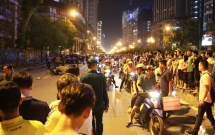 ha noi nguoi phu nu chay xe may thiet mang do thanh sat gian giao bat ngo roi xuong duong dung gio cao diem