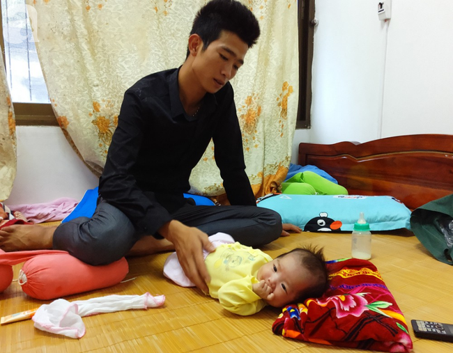 tuyen quang tam dem sau sinh khien ba me 18 tuoi dot tu de lai 2 con nho khi chua day 1 thang