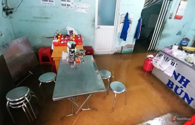 pho nha giau sai gon ngap nang sau mua tre em tan hoc duoc cong bong de len xe ve nha