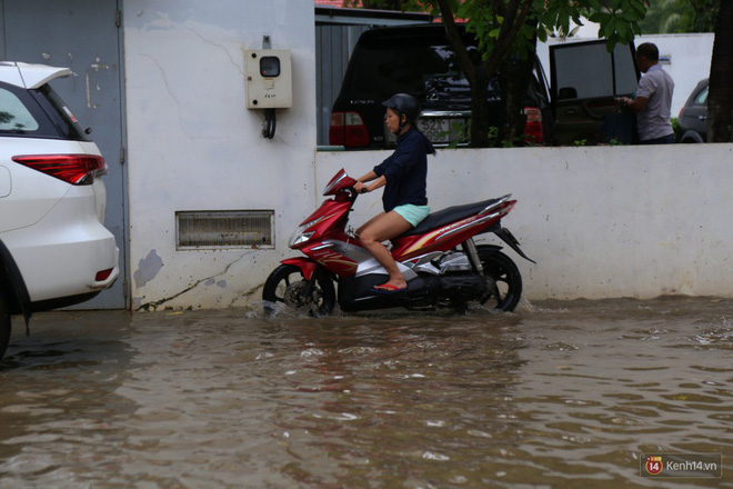 pho nha giau sai gon ngap nang sau mua tre em tan hoc duoc cong bong de len xe ve nha