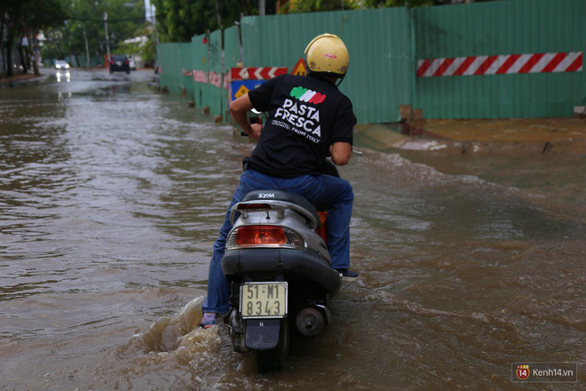 pho nha giau sai gon ngap nang sau mua tre em tan hoc duoc cong bong de len xe ve nha