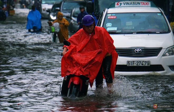 pho nha giau sai gon ngap nang sau mua tre em tan hoc duoc cong bong de len xe ve nha