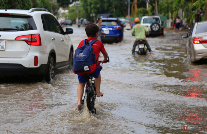 pho nha giau sai gon ngap nang sau mua tre em tan hoc duoc cong bong de len xe ve nha