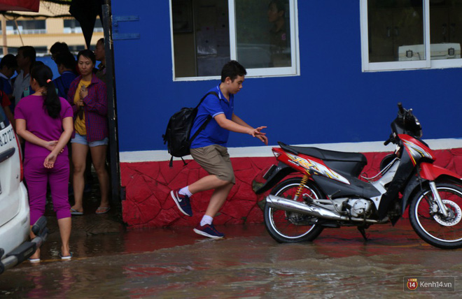 pho nha giau sai gon ngap nang sau mua tre em tan hoc duoc cong bong de len xe ve nha