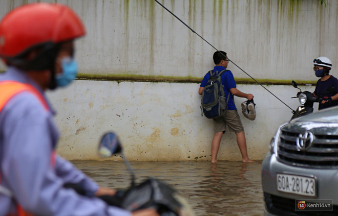 pho nha giau sai gon ngap nang sau mua tre em tan hoc duoc cong bong de len xe ve nha