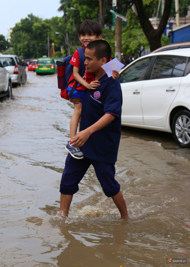 pho nha giau sai gon ngap nang sau mua tre em tan hoc duoc cong bong de len xe ve nha