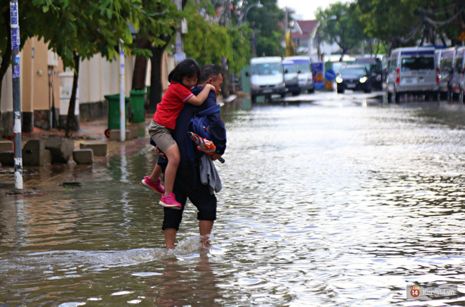 pho nha giau sai gon ngap nang sau mua tre em tan hoc duoc cong bong de len xe ve nha