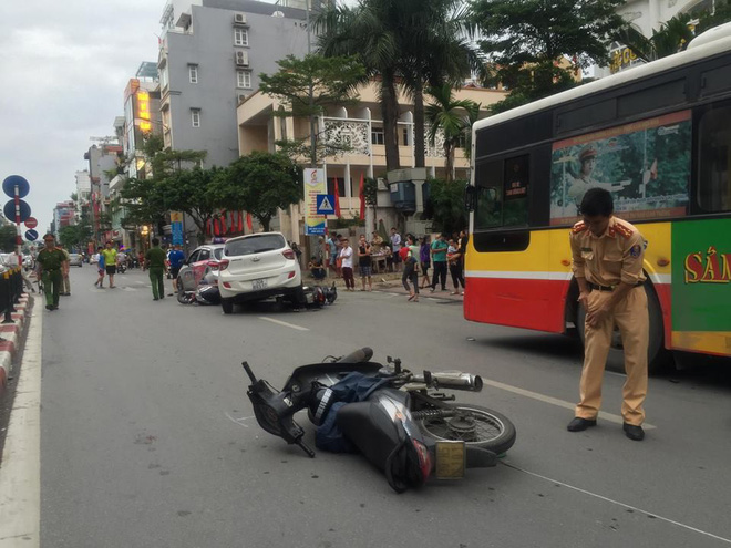 tan nan lien hoan giua 7 phuong tien tren duong pho ha noi 3 nguoi nhap vien cap cuu