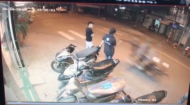 clip cu hot tay toc do khien 2 thanh nien do nguoi va cai ket nam ngoai du doan