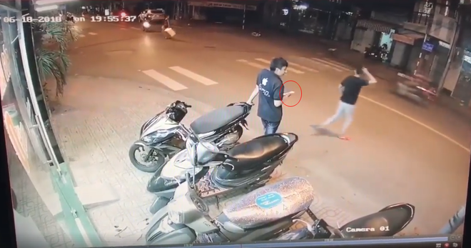 clip cu hot tay toc do khien 2 thanh nien do nguoi va cai ket nam ngoai du doan