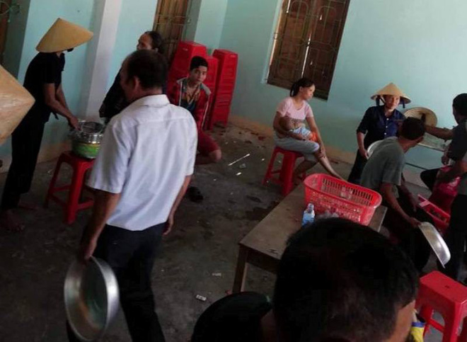 dan bao vay nhom nguoi to chuc tri an khach hang de ban hang dom gia cao