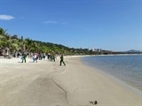 Chung tay làm sạch bờ biển và bảo vệ môi trường vịnh Hạ Long