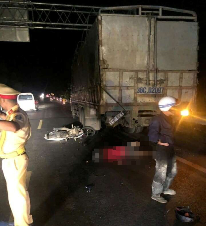 dam vao duoi xe tai do ben duong nam thanh nien 20 tuoi tu vong tai cho