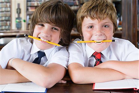 nhan vu co giao bi kiem diem vi bat hoc sinh ngam but de giu trat tu dan mang thi nhau ke chuyen bi phat thoi tuoi tho du doi