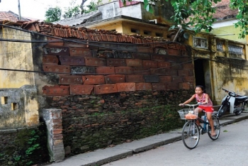 Nhà bằng tiểu sành và mật ong ở làng Thổ Hà