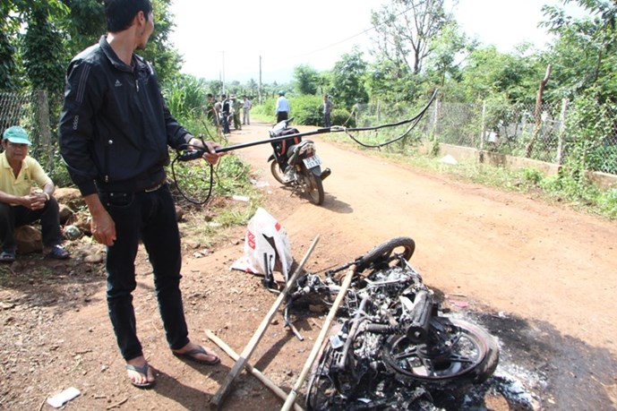 vu 2 nguoi bi danh chet nghi trom cho dan lang phu nhan lien quan
