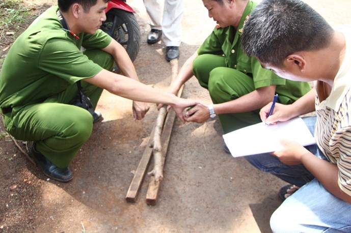vu 2 nguoi bi danh chet nghi trom cho dan lang phu nhan lien quan