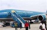 vietnam airlines len tieng ve vu phi cong bi tam giu o nhat