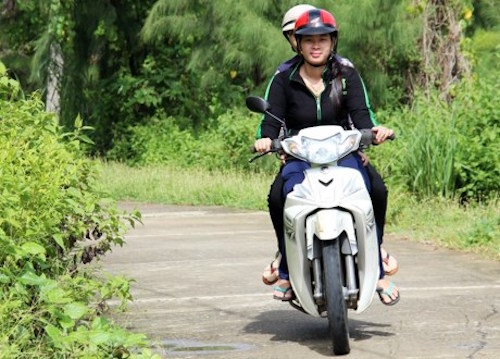 nu cu nhan ve que chay xe om