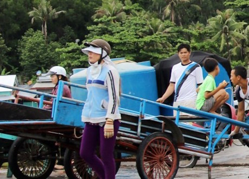 nu cu nhan ve que chay xe om