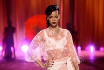 rihanna selena gomez bieu dien tai show victorias secret 2015