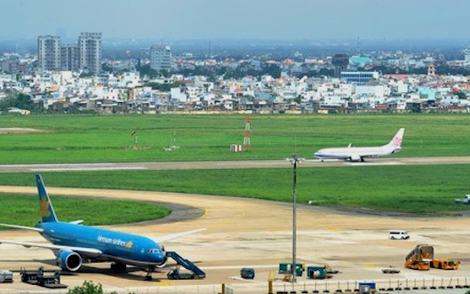 san bay tan son nhat dong cua 15 phut vi chu cho di lac