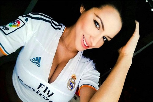 fan nu chay het minh co vu real tren dat phap