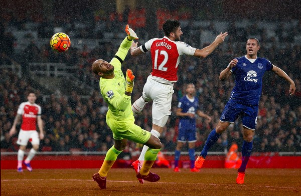 vuot qua everton arsenal tam thoi chiem ngoi dau premier league