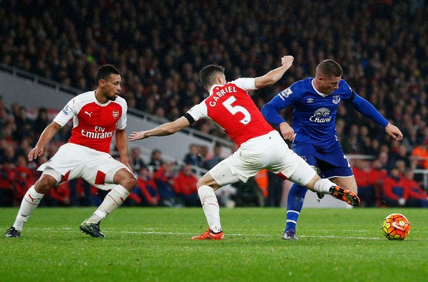 vuot qua everton arsenal tam thoi chiem ngoi dau premier league