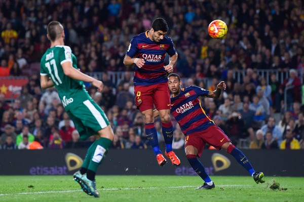 luis suarez lap hat trick barcelona loi nguoc dong truoc eibar