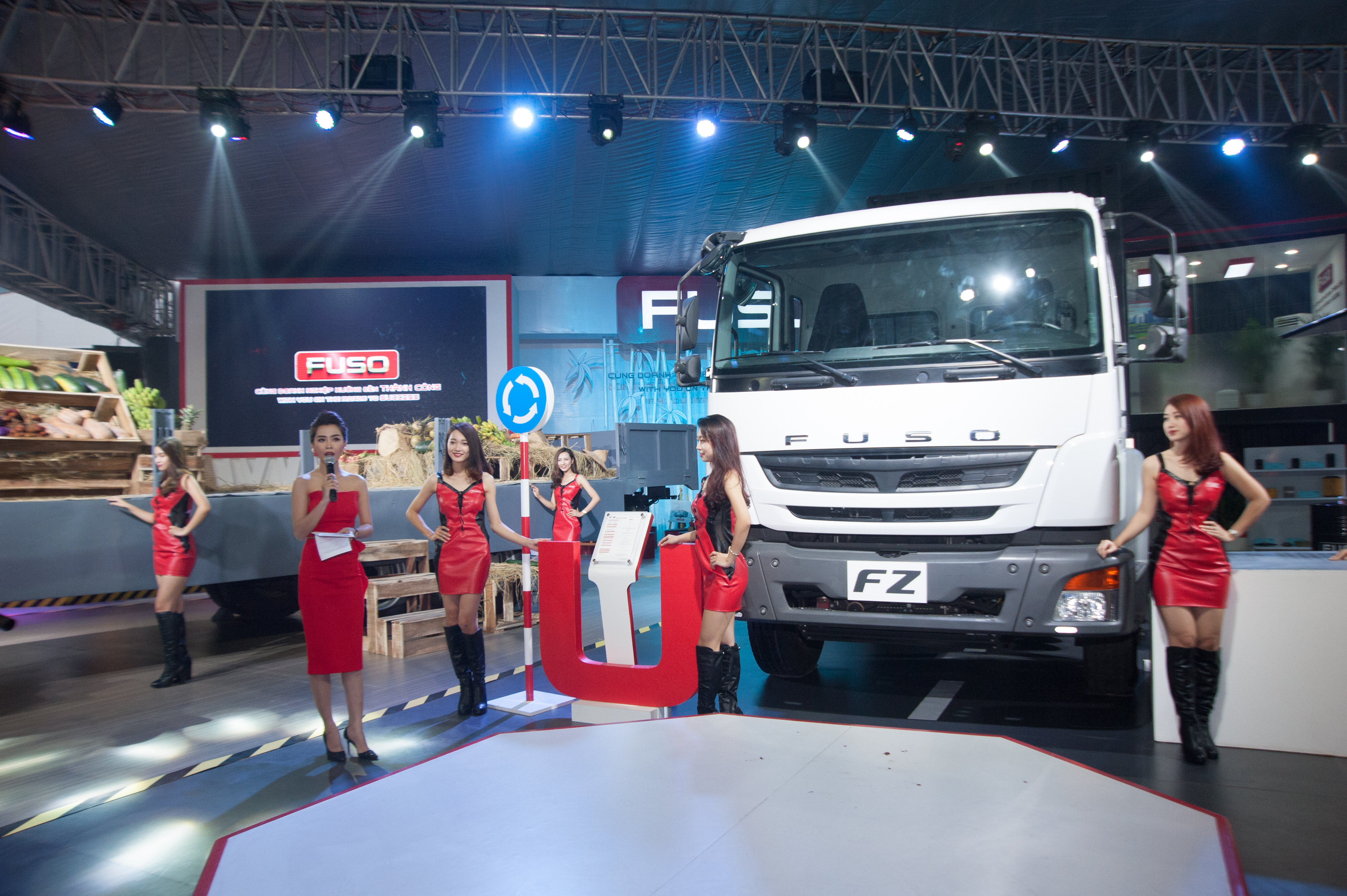 tang toc don dau trien lam o to viet nam 2016 chinh thuc khai man