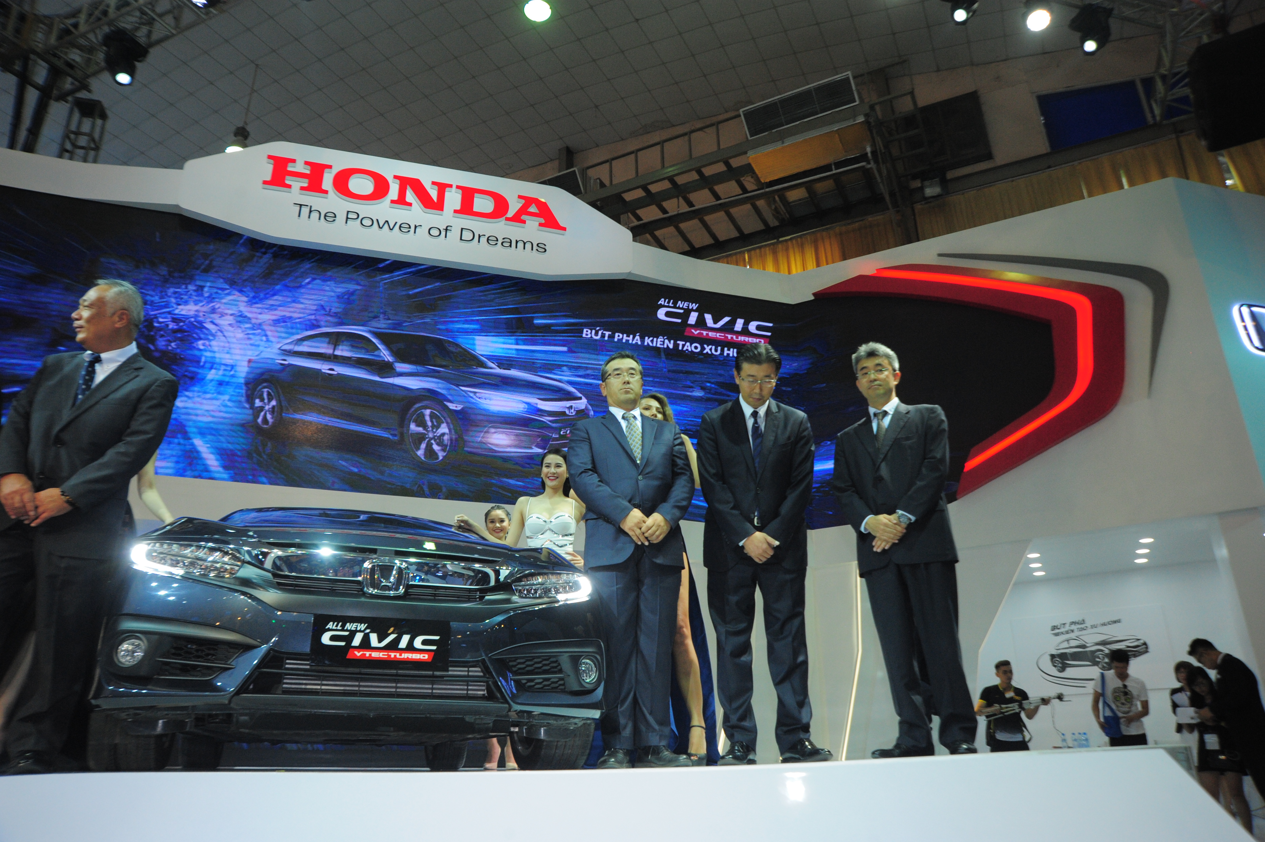 tang toc don dau trien lam o to viet nam 2016 chinh thuc khai man