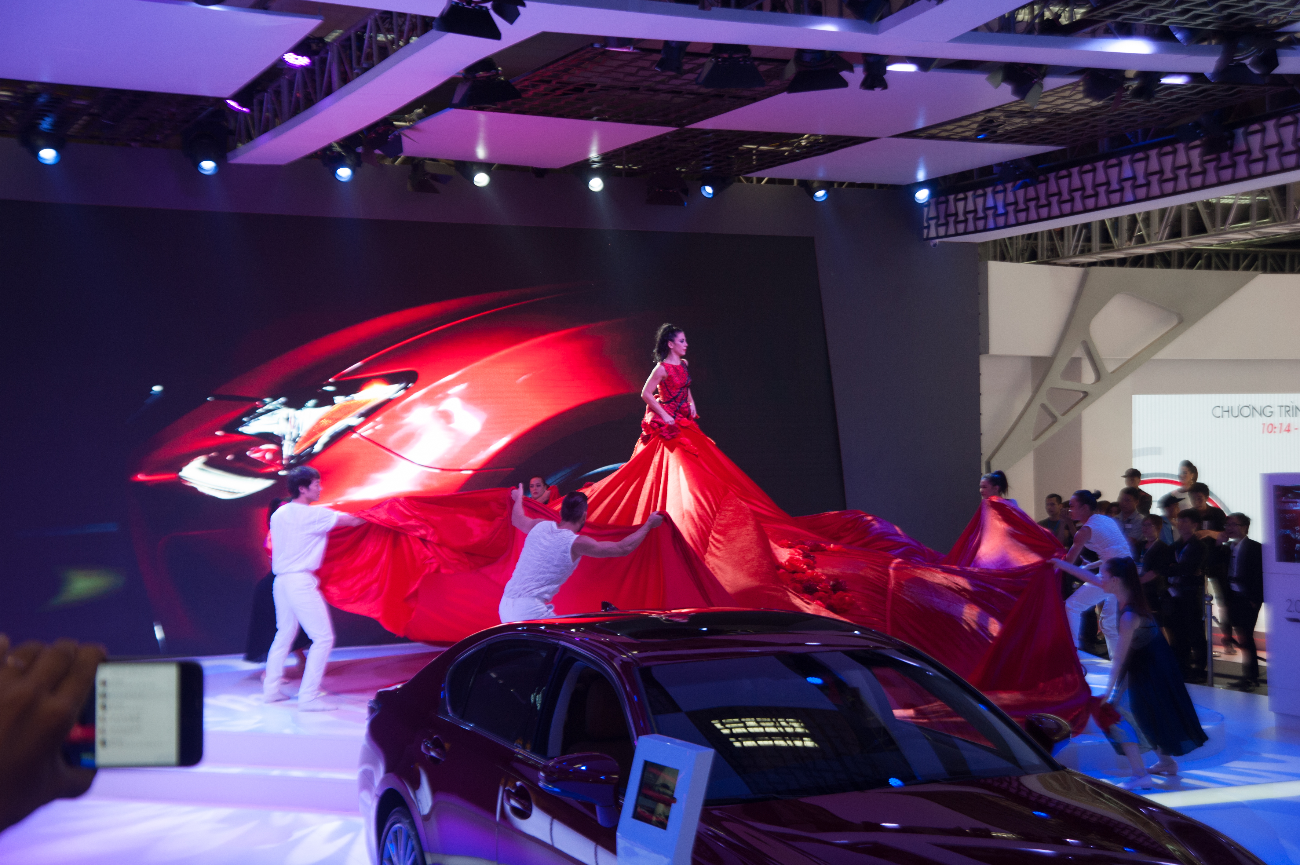 tang toc don dau trien lam o to viet nam 2016 chinh thuc khai man