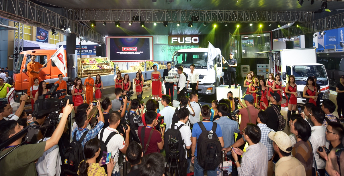 fuso ra mat gian hang tai trien lam oto viet nam 2016