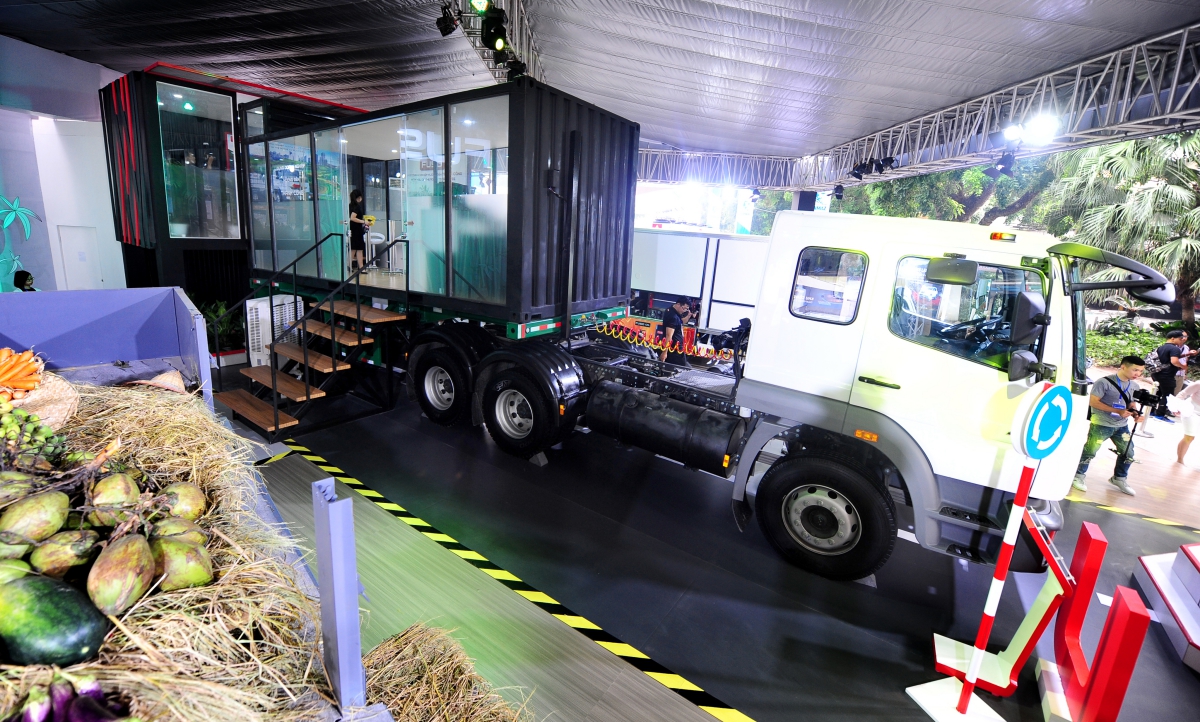 fuso ra mat gian hang tai trien lam oto viet nam 2016