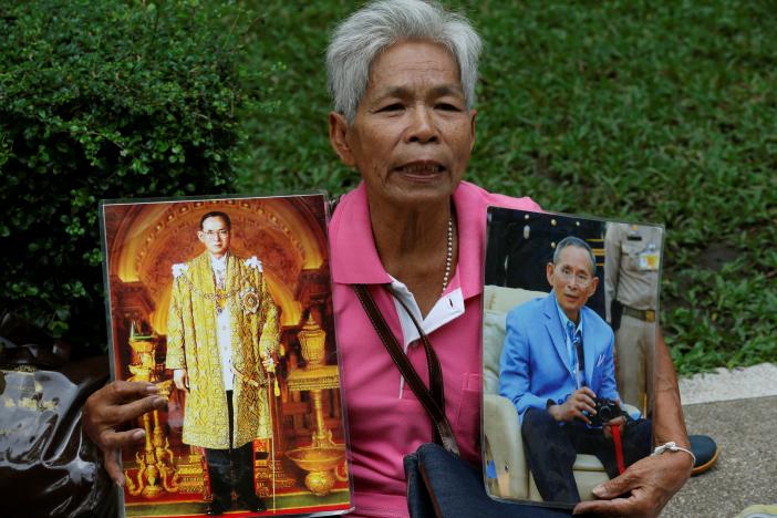 nguoi thai van do mau hong cau cho quoc vuong bhumibol mau khoe