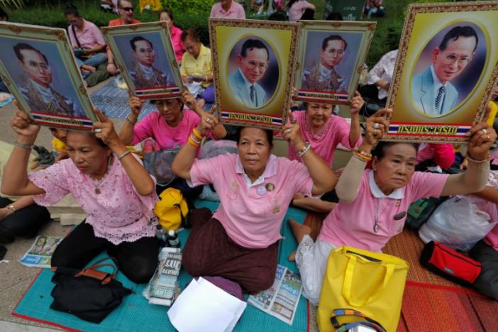 quoc vuong thai lan bhumibol qua doi toan quoc de tang 1 nam