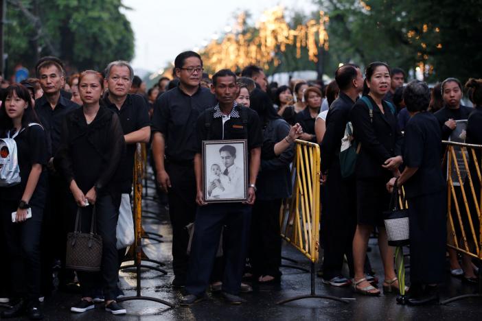 thai lan khong hoan bau cu du quoc vuong bhumibol qua doi