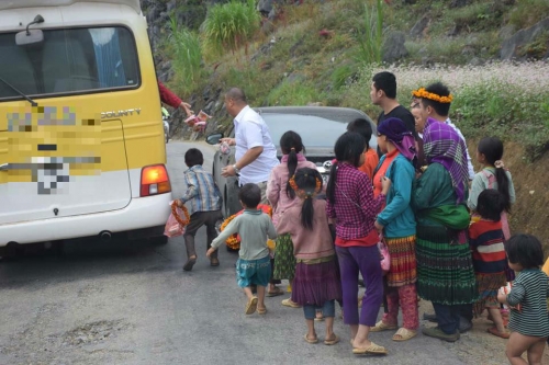 nem qua cho tre em vung cao hanh dong van hoa phan cam