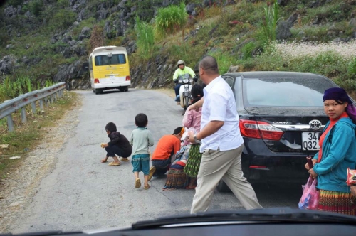 nem qua cho tre em vung cao hanh dong van hoa phan cam